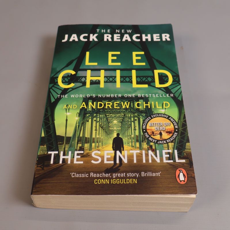Framsida av pocketboken The Sentinel av Lee Child i grönt och gult