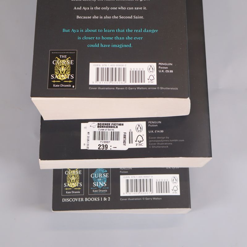 Närbild på ISBN-nummer och etiketter på baksidor av The Curse-böcker