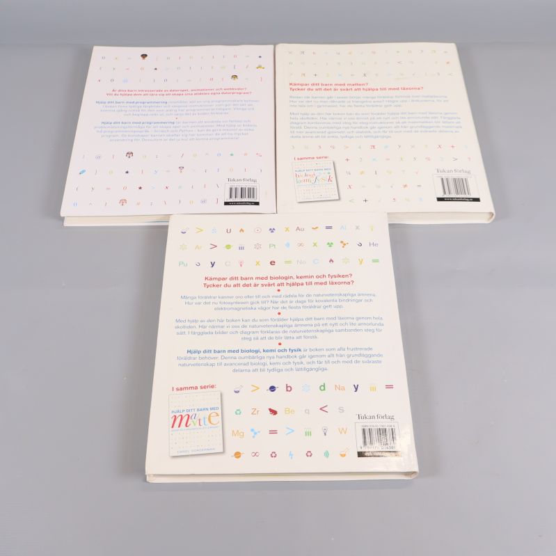 Baksidor av alla tre böcker i bokpaketet, med information och streckkoder