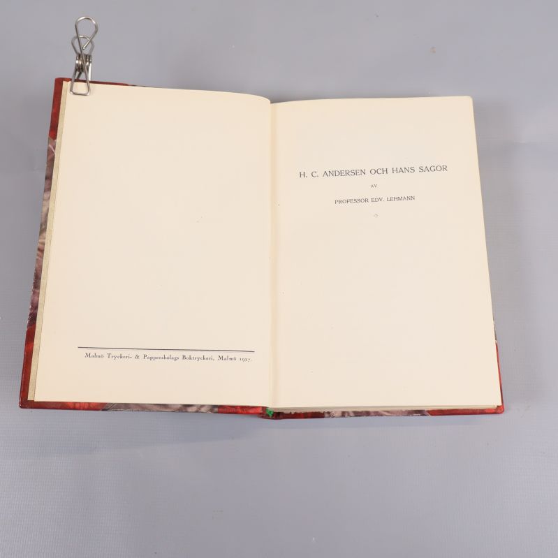 Uppslag med text och illustration ur H.C. Andersens sagobok