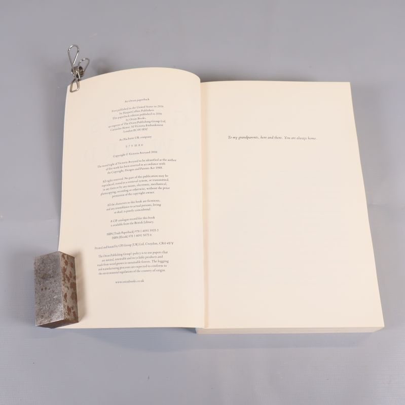 Copyrightsida och dedikation i Glass Sword av Victoria Aveyard med tydligt ISBN-nummer