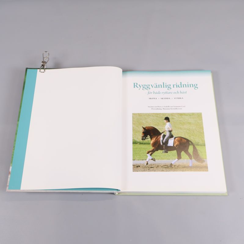 Uppslag ur boken Ryggvänlig ridning med titel och hästfoto