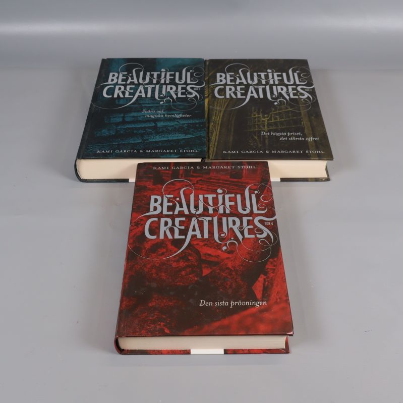Framsidor av tre böcker i Beautiful Creatures-serien utlagda på rad