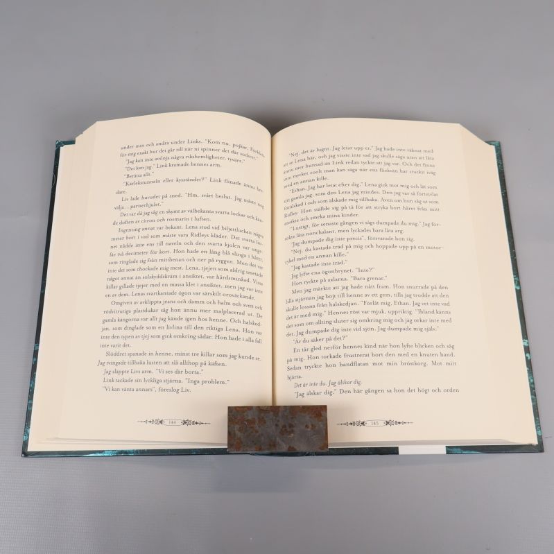 Uppslagen sida ur Beautiful Creatures-bok med text på svenska