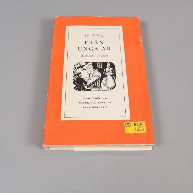 Framsidan av boken Från unga år av Leo Tolstoj med orange omslag