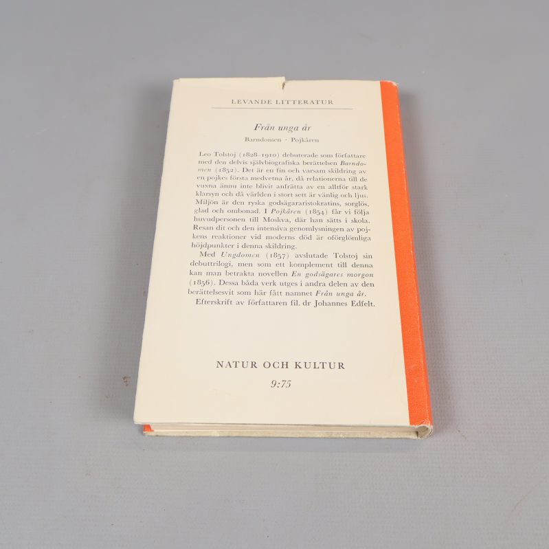 Baksidan av boken Från unga år med beskrivande text och pris