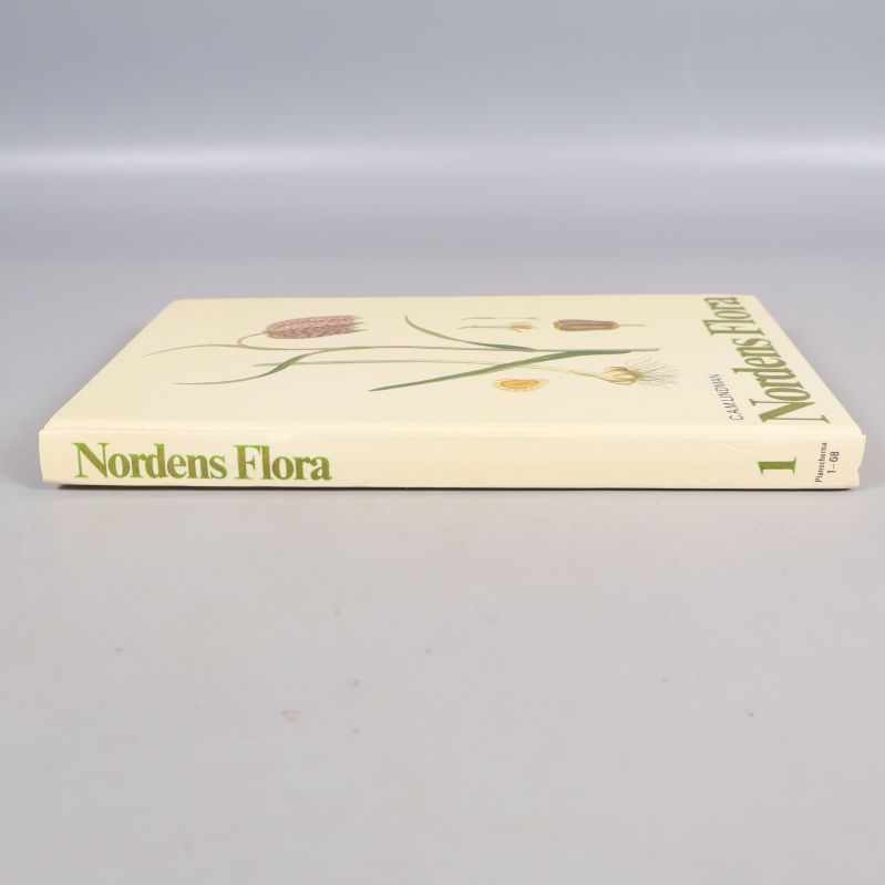 Nordens Flora liggande, rygg med titel och illustrerat omslag