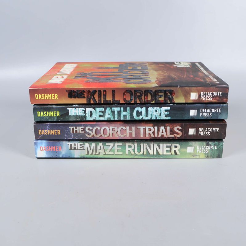 The Maze Runner boktitlar på ryggarna
