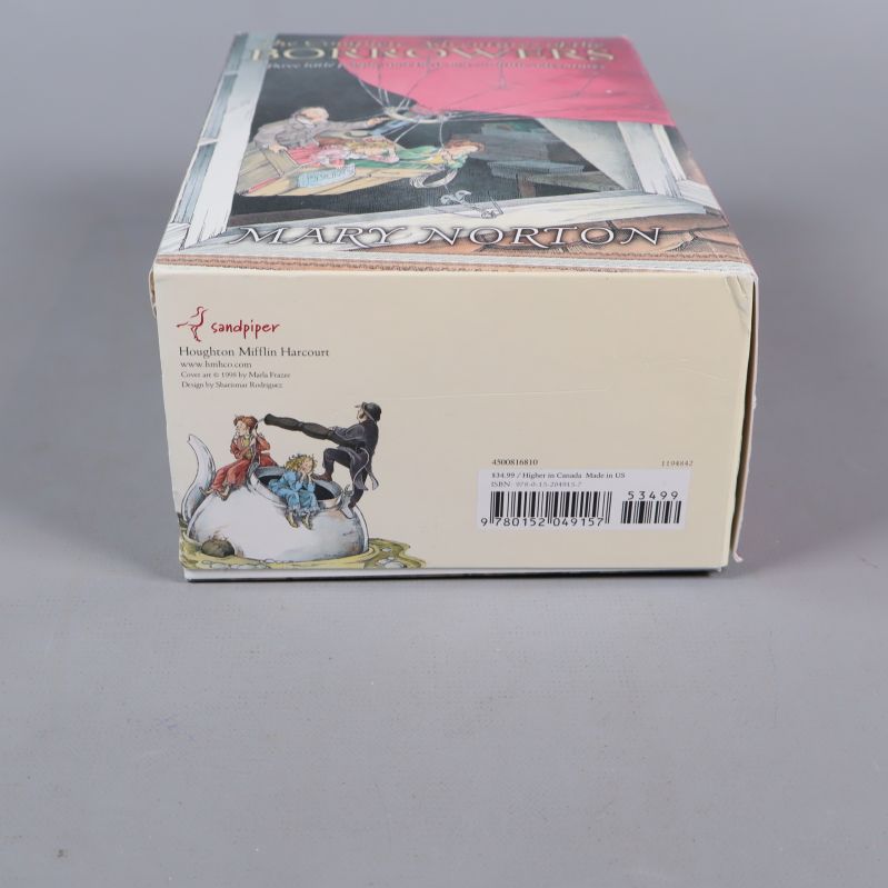 Undersidan av The Borrowers box med ISBN och förlagets logotyp