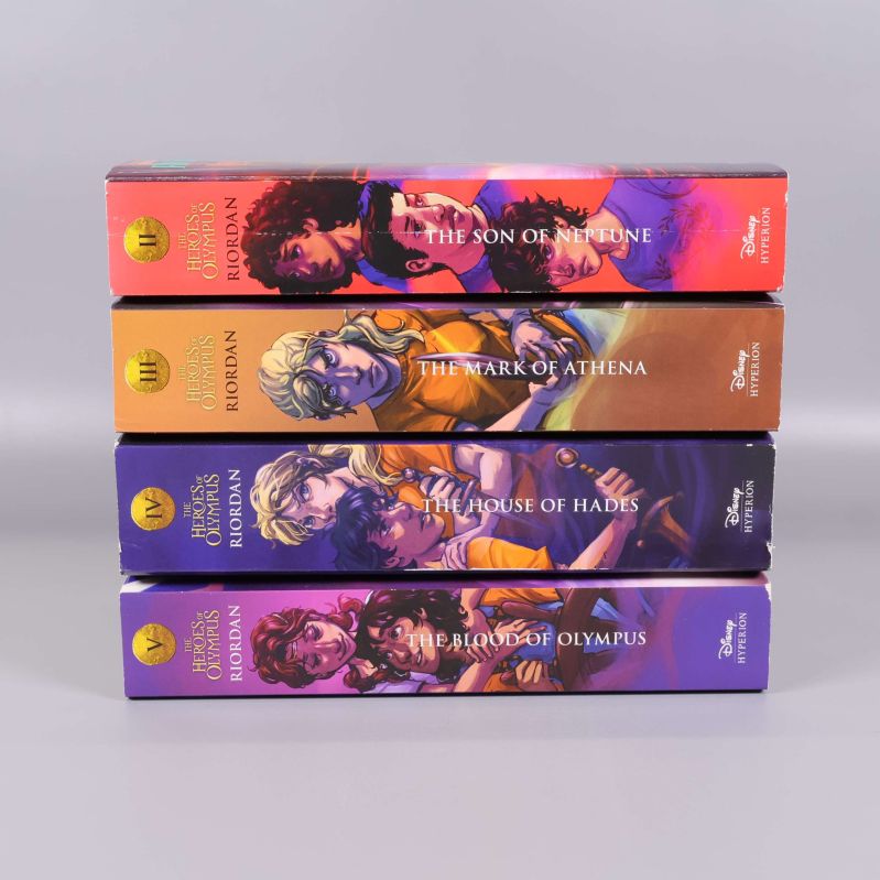 Ryggar på fyra Heroes of Olympus-böcker med titlar och seriemarkeringar