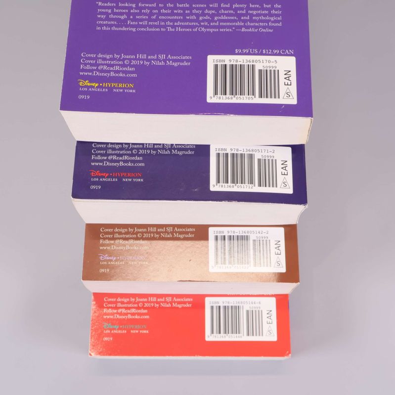 Närbild på streckkoder och ISBN på baksidan av fyra Heroes of Olympus-böcker
