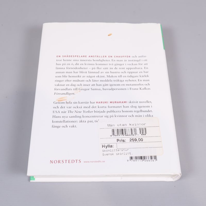 Baksidan av boken Män utan kvinnor med beskrivande text och streckkod
