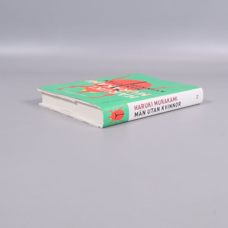 Boken Män utan kvinnor ligger ned, visande ryggen och omslaget