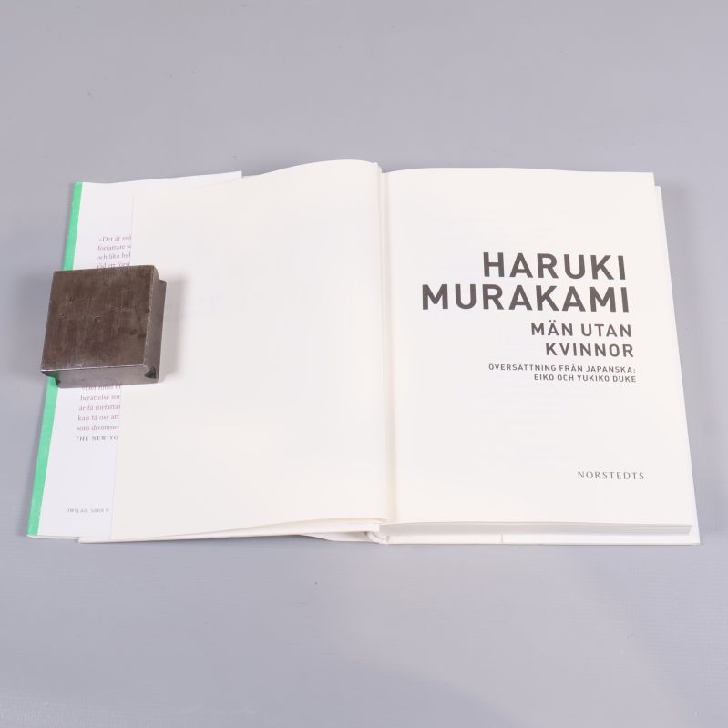 Titelblad i Män utan kvinnor av Haruki Murakami, öppen bok