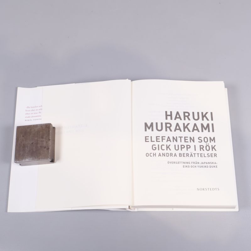 Uppslagen bok visar titelsida och författarnamn