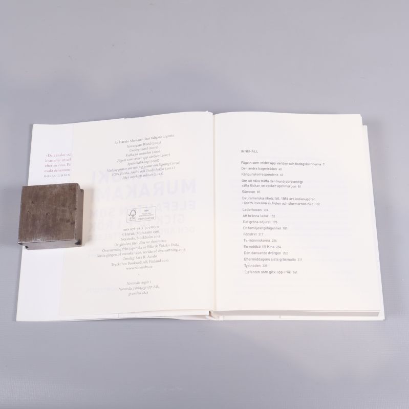 Uppslagen bok med information om utgivning och innehållsförteckning