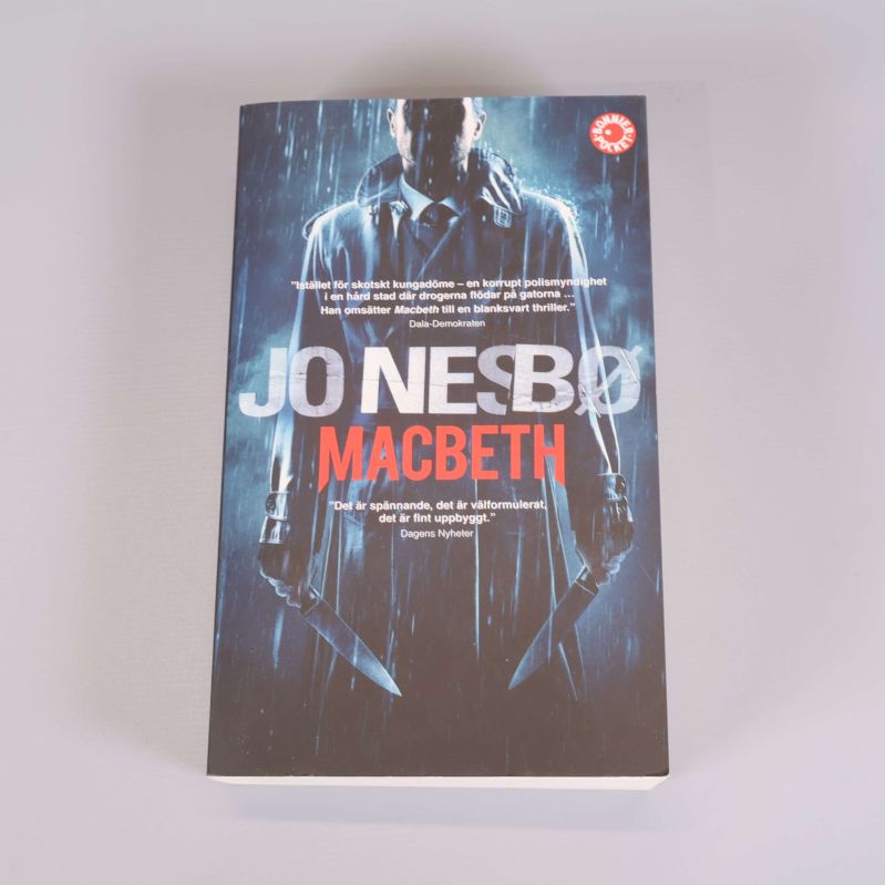 Framsidan på pocketboken Macbeth av Jo Nesbø, med mörkt och spännande omslag