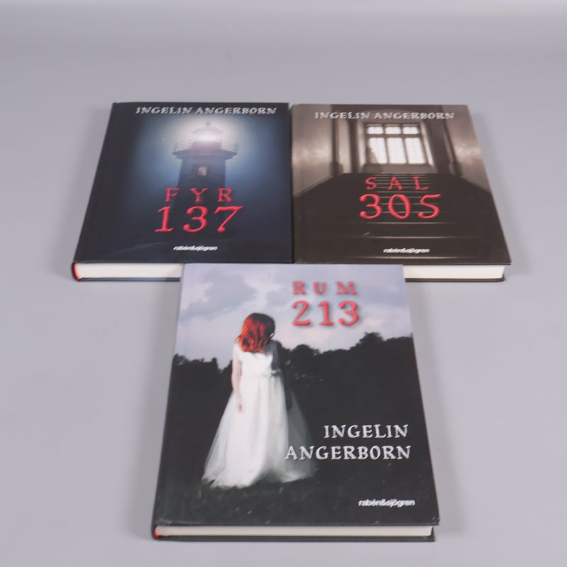 Tre böcker ur Rum 213-trilogin utlagda brevid varandra