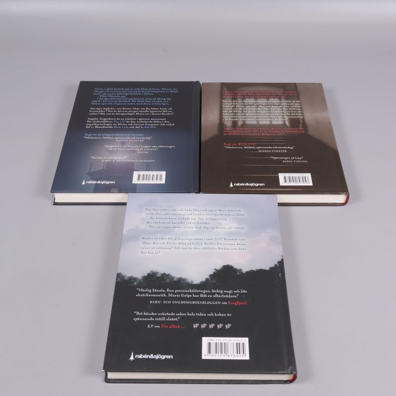 Baksidor av böckerna Rum 213, Sal 305 och Fyr 137 med ISBN synligt på en bok
