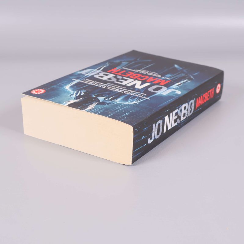 Nedre del av pocketboken Macbeth, sidor synliga med bokens tjocklek