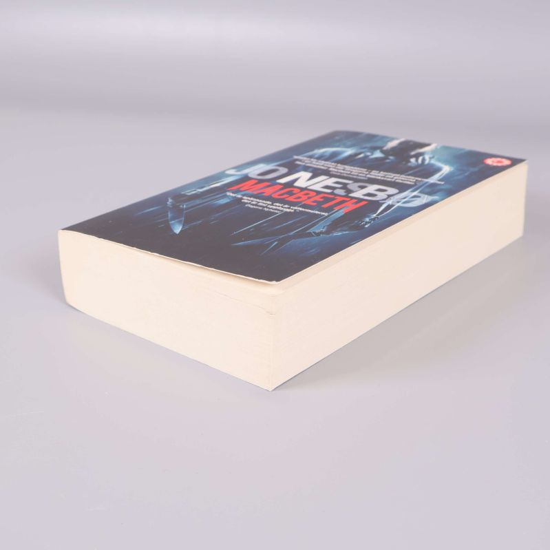 Övre del och sidor av Macbeth av Jo Nesbø, visar bokens bredd