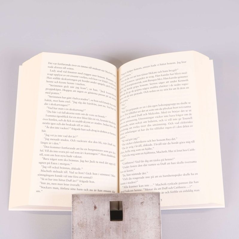 Uppslag ur Macbeth av Jo Nesbø, med tydlig svensk text