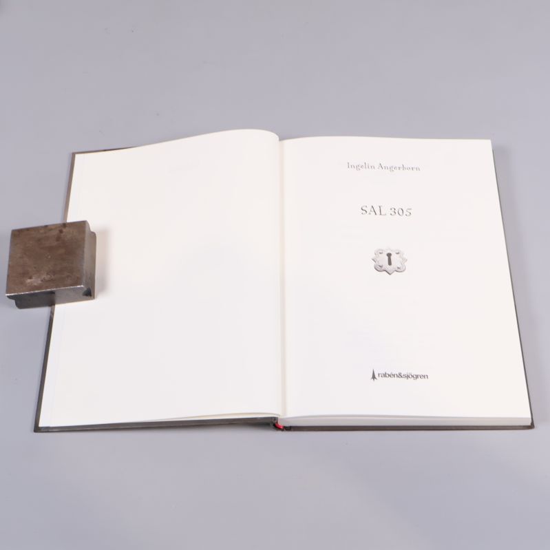 Uppslag i boken Sal 305 med titelblad och nyckelsymbol