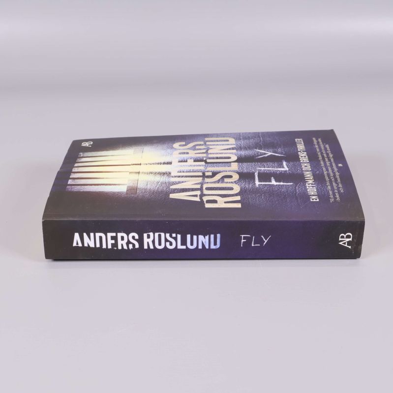 Fly av Anders Roslund liggande med rygg och titel synliga