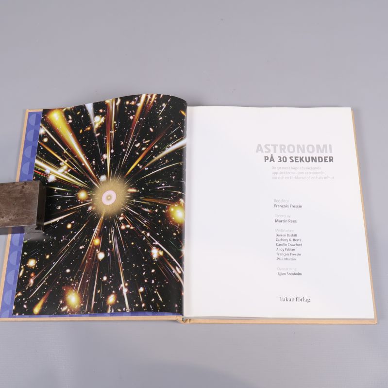 Uppslag ur Astronomi på 30 sekunder med titel och illustration