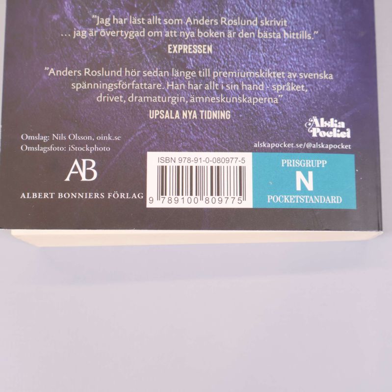 Närbild på baksidan av Fly av Anders Roslund med ISBN och förlagsnamn