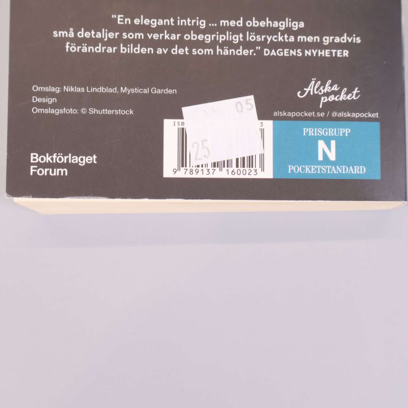 Närbild på bokens baksida med ISBN och streckkod