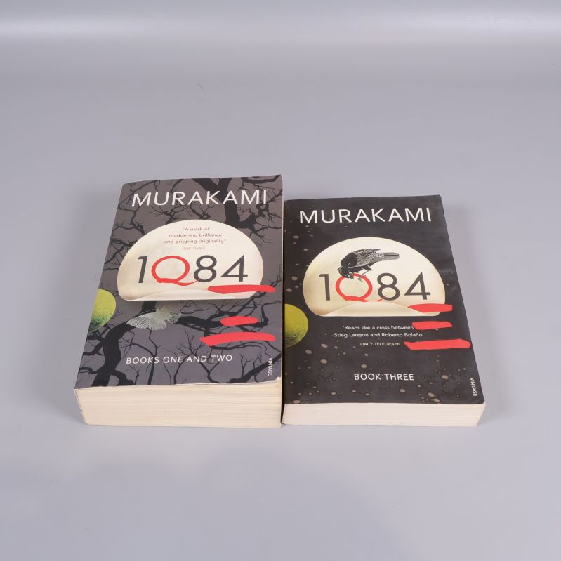 Två pocketböcker av Haruki Murakami: 1Q84 Books One and Two samt Book Three