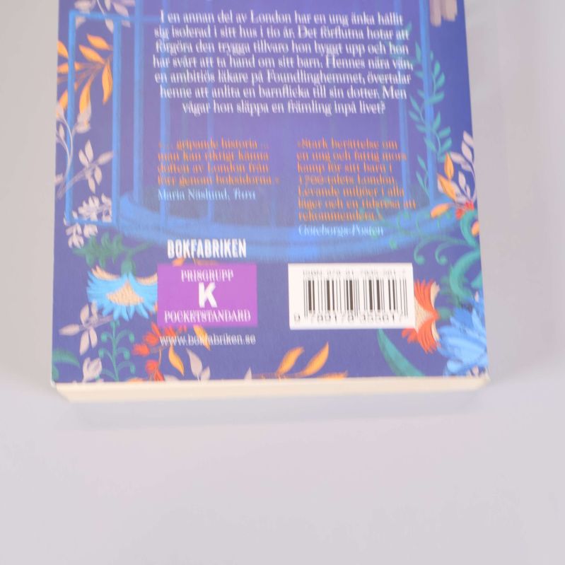 Närbild på ISBN och förlagets logga på baksidan av Hittebarnet