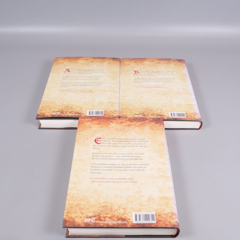 Baksidor på tre böcker av Jan Guillou ur Arn-trilogin med text och ISBN