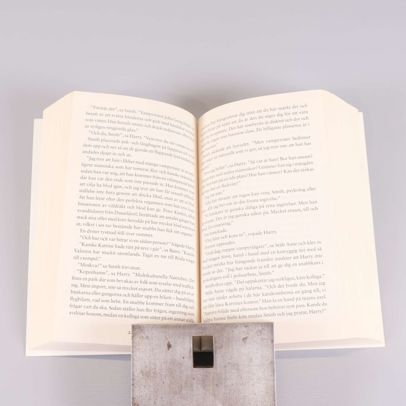 Uppslaget inuti boken Törst med löpande text