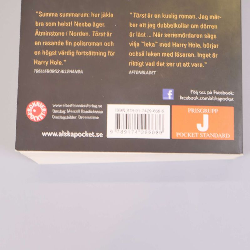 Närbild på bokens baksida med streckkod och ISBN