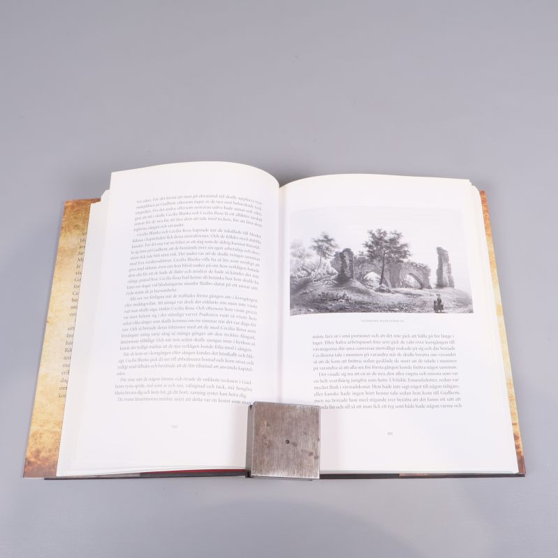 Uppslag med text och illustration på en av böckerna i Arn-trilogin