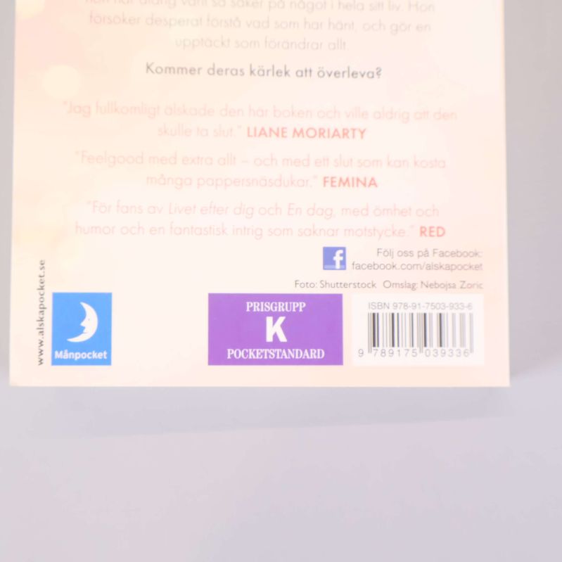 Närbild av baksidan med streckkod och ISBN för Dagarna med dig