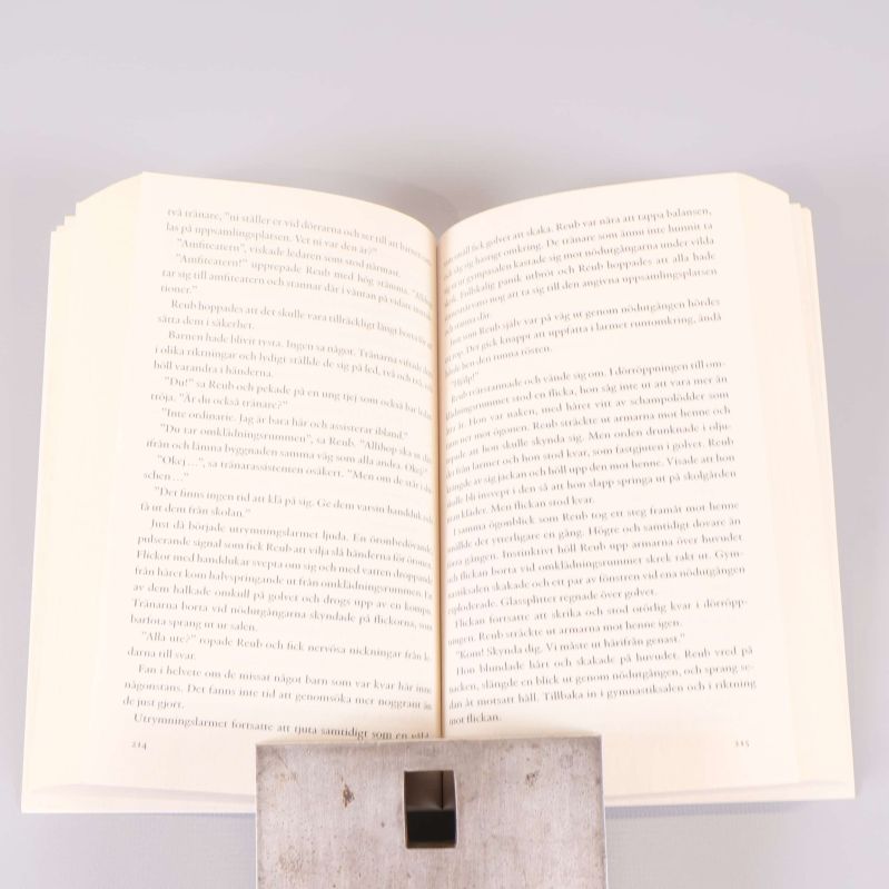 Uppslagen bok med tydlig svensk text i två spalter