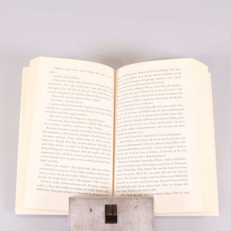 Uppslaget inuti boken Solsken och parmesan med svensk text