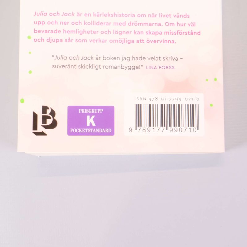 Närbild av baksida på bok med ISBN och priskategori
