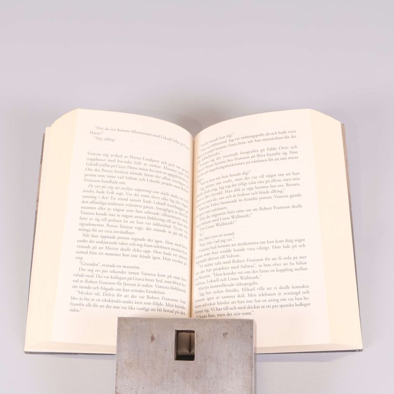 Uppslagen bok med svensk text på båda sidor
