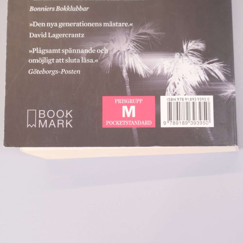 Närbild på baksidan med ISBN och logotyp