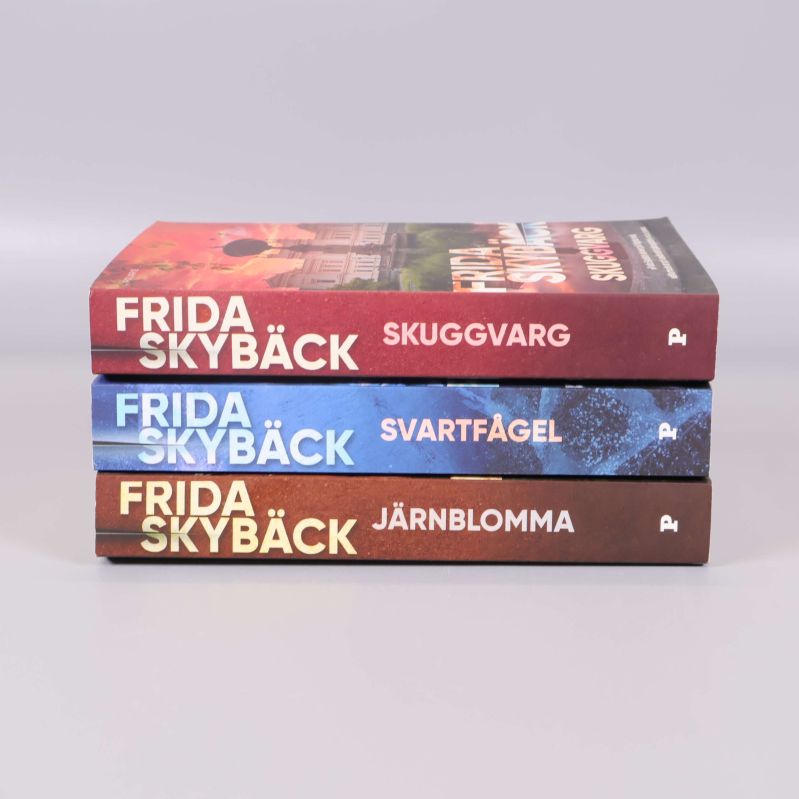 Ryggarna på tre pocketböcker med Frida Skybäcks namn och boktitlar
