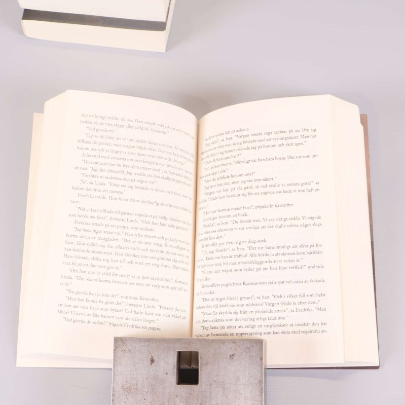 Uppslagen bok med svensk text, visar inlagans typografi