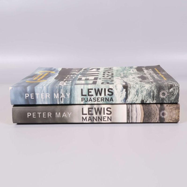 Ryggarna på två pocketböcker ur Lewis-serien av Peter May