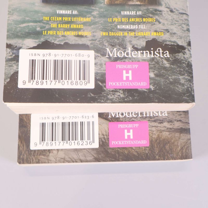 Närbild på baksidan av båda böckerna med tydliga ISBN-nummer