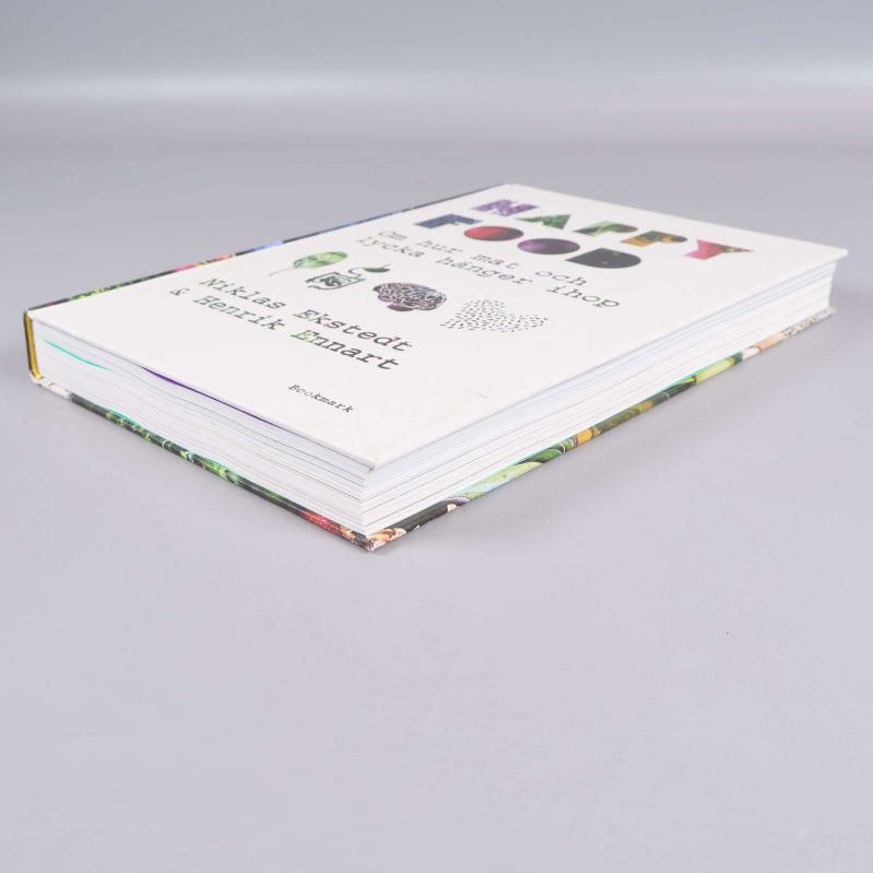 Boken Happy Food fotograferad från andra sidan i sned vinkel