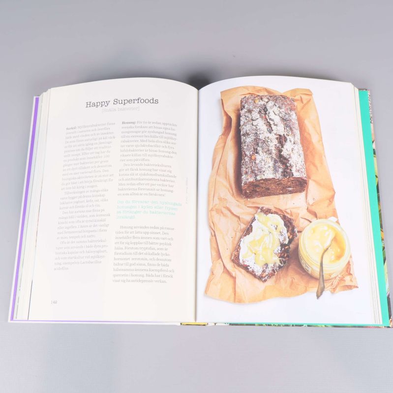 Uppslag ur Happy Food med text om superfoods och foto på bröd och honung
