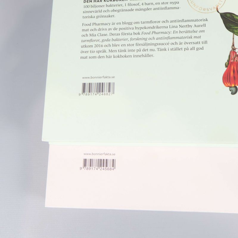 Närbild av böckernas baksidor med ISBN på båda